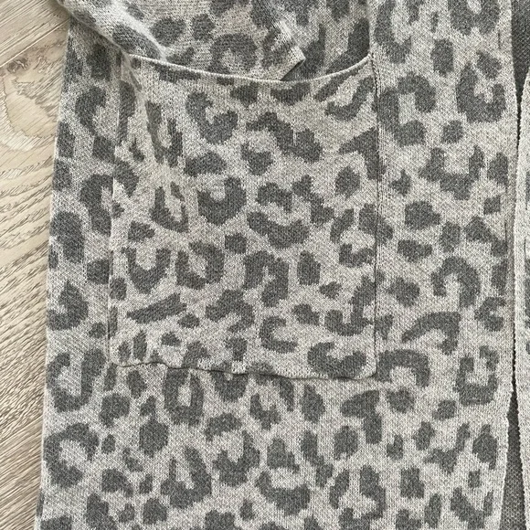 Long leopard print cardigan with pockets! Sz xs. - Picture 2 of 4